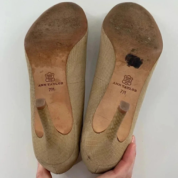 Ann Taylor womens heels size 7 beige leather snakeskin print almond toe career - Picture 6 of 9